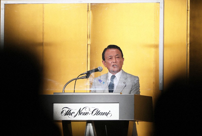 麻生派の政治資金パーティー「志公会と語る夕べ」であいさつする麻生太郎会長=東京都千代田区のホテルニューオータニで2020年7月16日、玉城達郎撮影