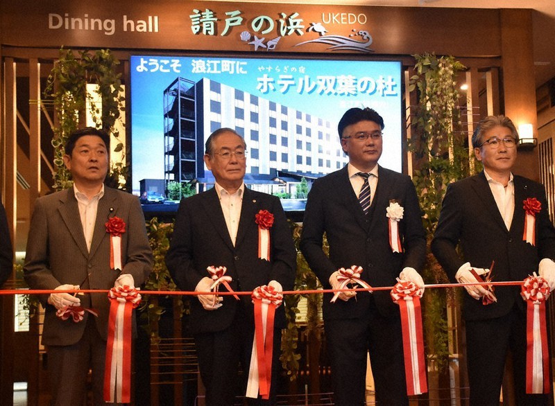 ビジネスホテル開業でテープカットをする志賀崇社長(右から2人目)と浪江町の吉田数博町長(同3人目)ら=福島県浪江町幾世橋の同ホテルで2020年7月15日午前10時12分、寺町六花撮影