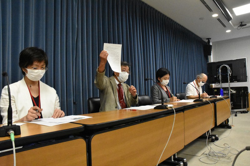 少人数学級の導入を求める署名活動への協力を呼びかける乾彰夫・東京都立大名誉教授(左から2人目)ら=東京都千代田区で2020年7月16日午前11時5分、大久保昂撮影