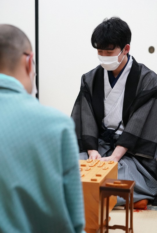 棋聖戦五番勝負第4局で渡辺明棋聖(左)を破って最年少でタイトルを獲得し、対戦を振り返る藤井聡太七段=大阪市福島区の関西将棋会館で2020年7月16日午後(代表撮影)