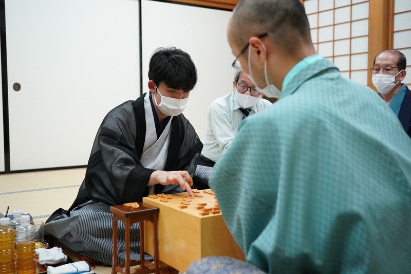 棋聖戦五番勝負第4局で、渡辺明棋聖(右)を破って最年少でタイトルを獲得し、対戦を振り返る藤井聡太七段=大阪市福島区の関西将棋会館で2020年7月16日午後(代表撮影)