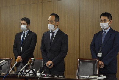 記者会見で謝罪する京都市地域企業支援策活用推進室の松野光宏室長（中央）ら＝京都市役所で2020年7月16日午後9時32分、小田中大撮影