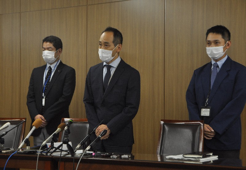 記者会見で謝罪する京都市地域企業支援策活用推進室の松野光宏室長(中央)ら=京都市役所で2020年7月16日午後9時32分、小田中大撮影