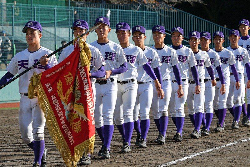 昨年11月の近畿大会で優勝し、行進する天理の選手たち=小宅洋介撮影