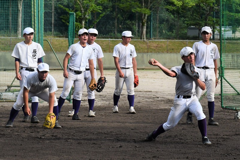 センバツ交流試合に向けて練習に励む天理の選手たち=小宅洋介撮影