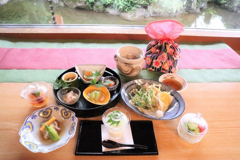 薬膳粥御膳。薬膳粥(奥)にはゴロゴロと漢方食材が入り、食べ進めるほどに体がぽかぽかに=奈良市中町、霊山寺内の「花美津姫」で、高橋智子撮影