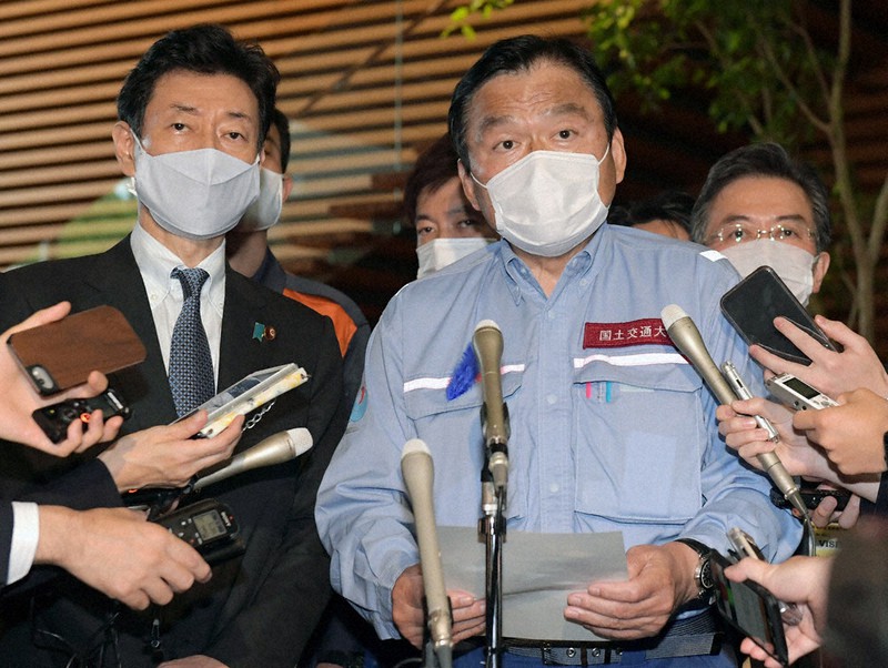 安倍晋三首相との会談を終え、「Go Toトラベル」事業の運用見直しについて記者団の質問に答える赤羽一嘉国土交通相(右)と西村康稔経済再生担当相=首相官邸で16日午後5時21分、竹内幹撮影