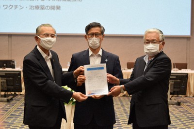 新型コロナウイルス対策に関する提言書を経団連役員から受け取る尾身茂・感染症対策分科会長（中央）＝東京都千代田区で16日