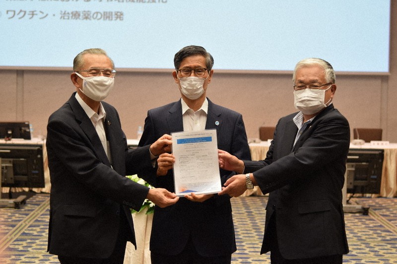 新型コロナウイルス対策に関する提言書を経団連役員から受け取る尾身茂・感染症対策分科会長(中央)=東京都千代田区で16日
