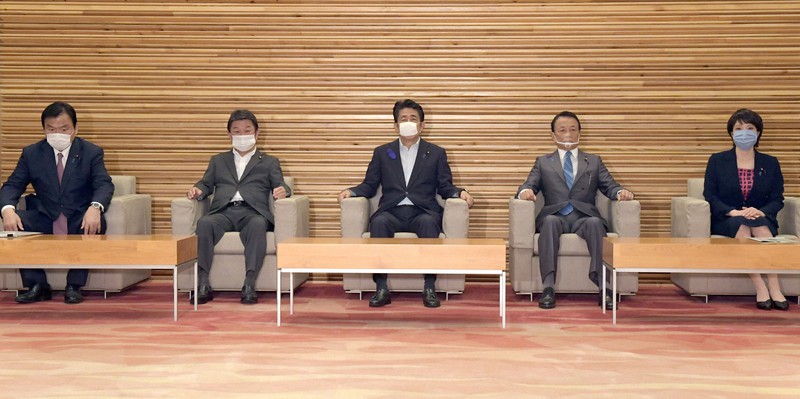 閣議に臨む(左から)赤羽一嘉国土交通相、茂木敏充外相、安倍晋三首相、麻生太郎財務相、高市早苗総務相=首相官邸で2020年7月17日午前10時2分、竹内幹撮影