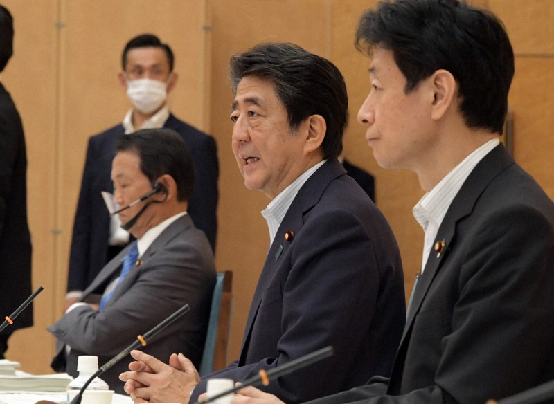 経済財政諮問会議・未来投資会議合同会議で発言する安倍晋三首相(中央)。左は麻生太郎副総理兼財務相、右は西村康稔経済再生担当相=首相官邸で2020年7月17日午後4時52分、竹内幹撮影