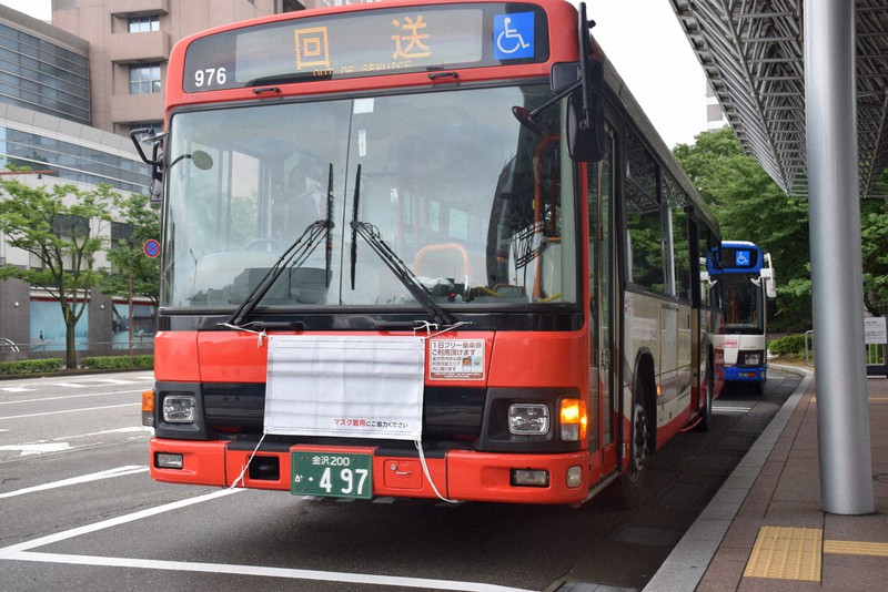 マスク着用を呼びかける「マスクを着けたバス」=金沢駅前で2020年7月14日午前10時41分、林哲平撮影