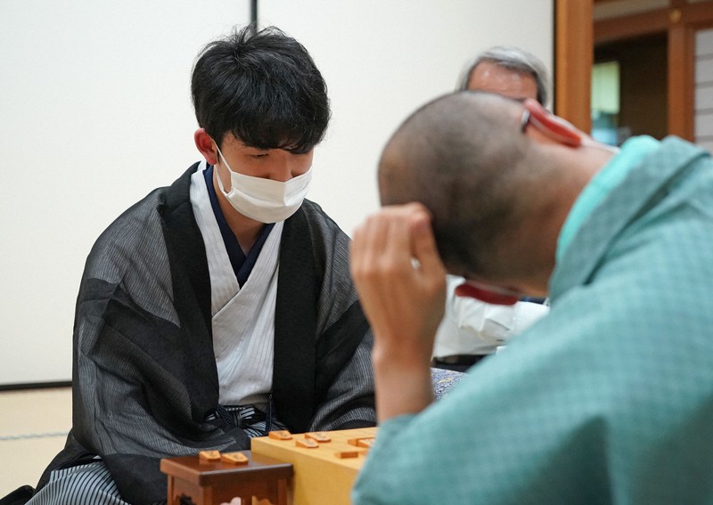 第91期棋聖戦五番勝負第4局で渡辺明棋聖(右)を破ってタイトルを獲得し、対局を振り返る藤井聡太新棋聖=大阪市福島区の関西将棋会館で2020年7月16日午後(代表撮影)