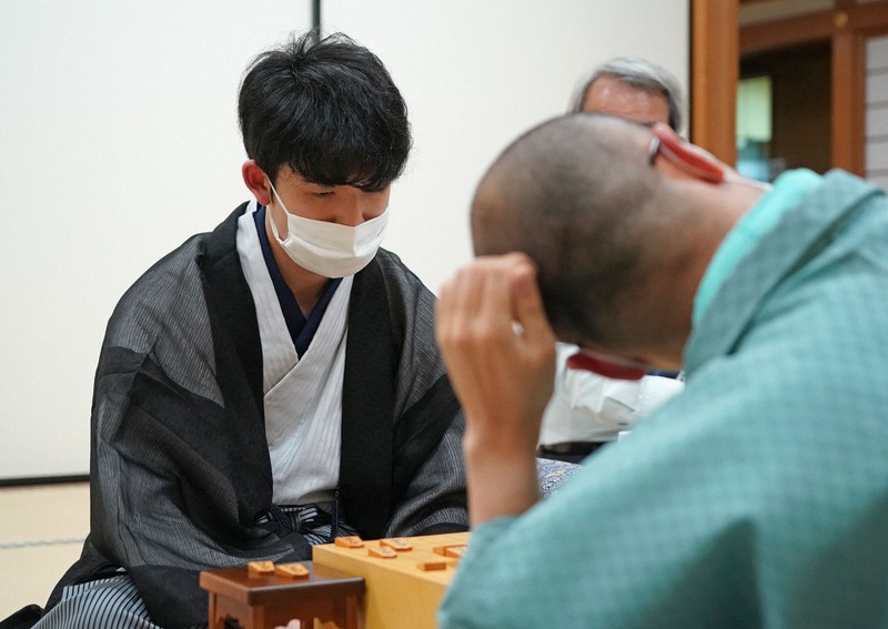 第91期棋聖戦五番勝負第4局で渡辺明棋聖（右）を破ってタイトルを獲得し、対局を振り返る藤井聡太新棋聖＝大阪市福島区の関西将棋会館で2020年7月16日午後（代表撮影）