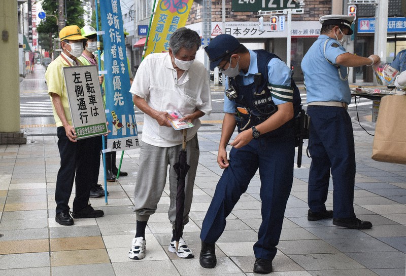 柳ケ瀬商店街で交通安全を啓発 岐阜中署など 岐阜 毎日新聞