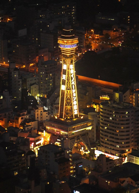 ライトアップされた通天閣=大阪市浪速区で、本社ヘリから