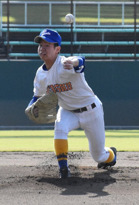2019年秋の公式戦では主に先発を担った県岐阜商の野崎慎裕=岐阜市長良福光の長良川球場で2019年11月2日、横田伸治撮影