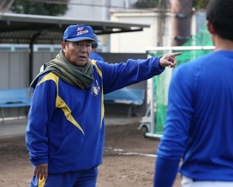選手を指導する県岐阜商の鍛治舎巧監督=岐阜市で2020年2月2日、兵藤公治撮影