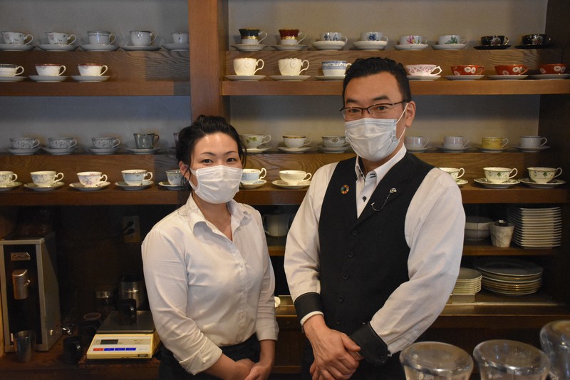 県岐阜商野球部の下宿生に食事を提供する、喫茶店「ベルエポック」店主の鹿島靖夫さん(右)と美喜さん夫婦=岐阜市福光南町1の「ベルエポック」で2020年7月6日、熊谷佐和子撮影