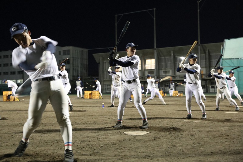 バットで素振りをする中京大中京の選手たち=名古屋市昭和区で2020年2月1日、兵藤公治撮影