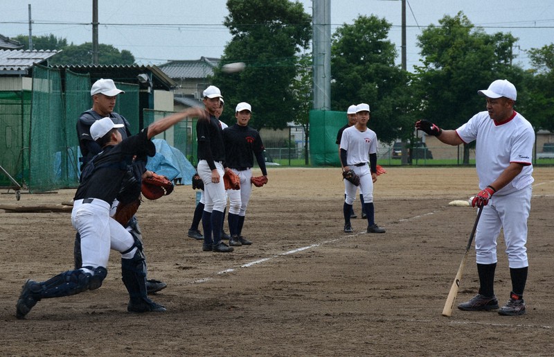 内野の守備練習に励む智弁学園=奈良県五條市で2020年7月3日、萱原健一撮影
