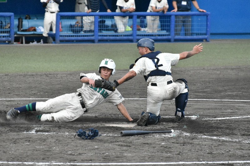 【連合-伊野商】八回裏連合無死二、三塁、松田の遊ゴロで大西が本塁を突くが、タッチアウト=2020年7月18日午後3時53分、北村栞撮影