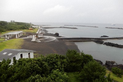 八丈島の底土(そこど)海水浴場。18日から「夏期対策期間」に入ったが、同日は雨天だったこともあり海水浴客の姿はなかった=八丈町提供