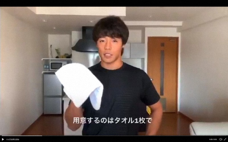 新型コロナウイルスの感染が広がった3月下旬、タオル1枚で自宅内でできるトレーニングを紹介したカヌーの羽根田卓也選手=ツイッターから