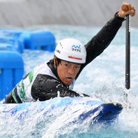 水の流れをつかむようにして激流を進む羽根田卓也＝東京都江戸川区のカヌー・スラロームセンターで2019年10月20日、大西岳彦撮影