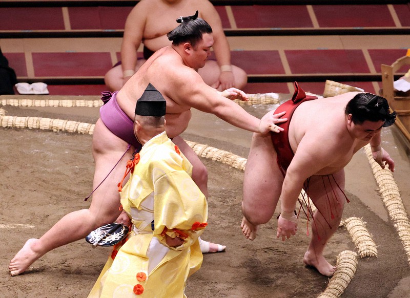 朝乃山が送り出しで隆の勝(右)を降す=東京・両国国技館で2020年7月19日、幾島健太郎撮影