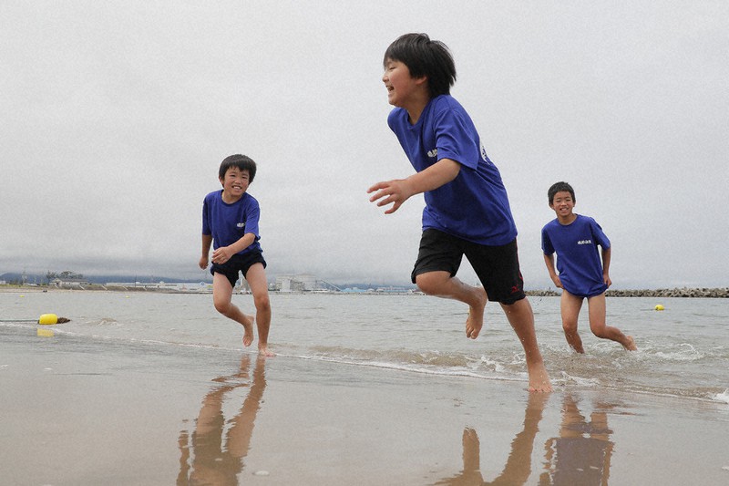 海開きの日を迎えた原釜尾浜海水浴場の波打ち際で遊ぶ地元の子供たち=福島県相馬市で、和田大典撮影