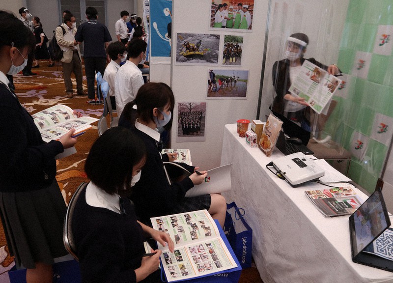 合同企業説明会のブースには、感染防止のため透明のシートが設置された=千葉市内で2020年7月4日午後1時14分、千脇康平撮影