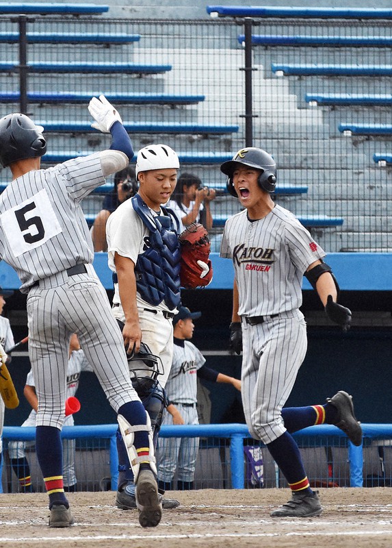 昨秋の公式戦でチーム最多の4本塁打を放った加藤学園・大村善将(右端)=静岡市駿河区で2019年9月22日、池田由莉矢撮影