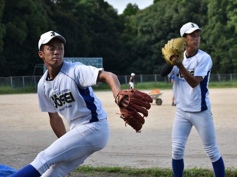 投球練習をする鹿児島城西の八方悠介(左)と前野将輝=鹿児島県日置市で2020年7月2日、白川徹撮影