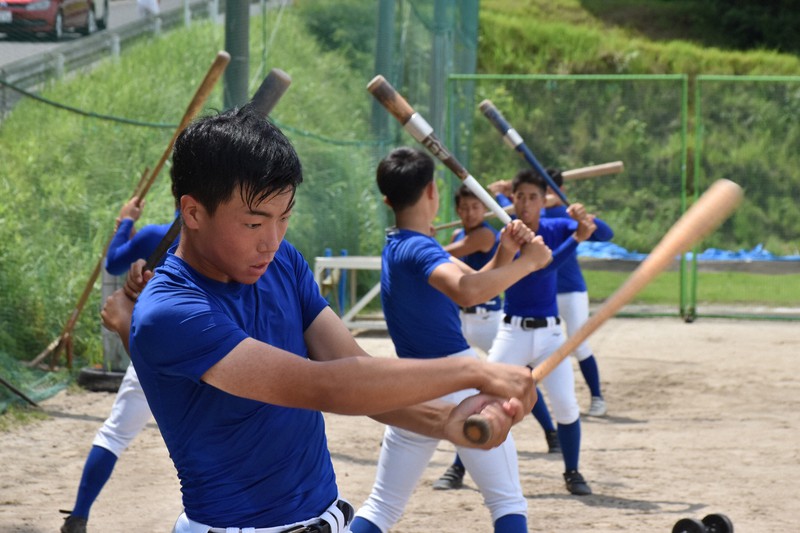 練習で素振りに励む鹿児島城西の選手たち=鹿児島県日置市で2020年7月2日、白川徹撮影