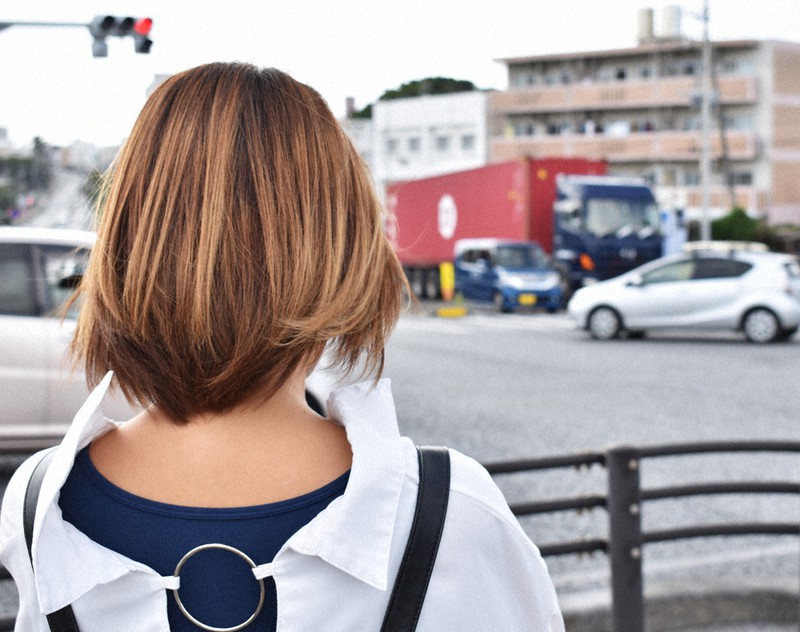 事故による首の痛みを抑えるため髪を切った女性。米兵側からの賠償はまだ受けられていない=沖縄県読谷村大湾で2020年2月