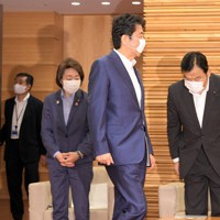 閣議に臨む安倍晋三首相（右から2人目）と赤羽一嘉国土交通相（右）。左端は菅義偉官房長官＝首相官邸で2020年7月21日午前10時3分、竹内幹撮影
