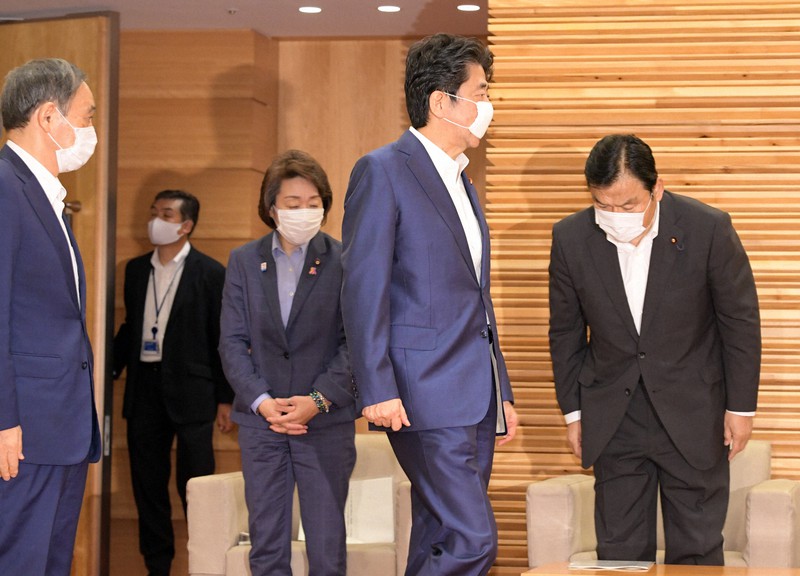 閣議に臨む安倍晋三首相(右から2人目)と赤羽一嘉国土交通相(右)。左端は菅義偉官房長官=首相官邸で2020年7月21日午前10時3分、竹内幹撮影