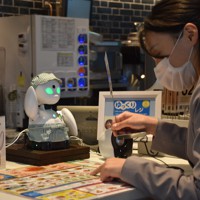 モスバーガーのレジで客の注文を聞く分身ロボット＝東京都品川区で2020年7月21日、町野幸撮影