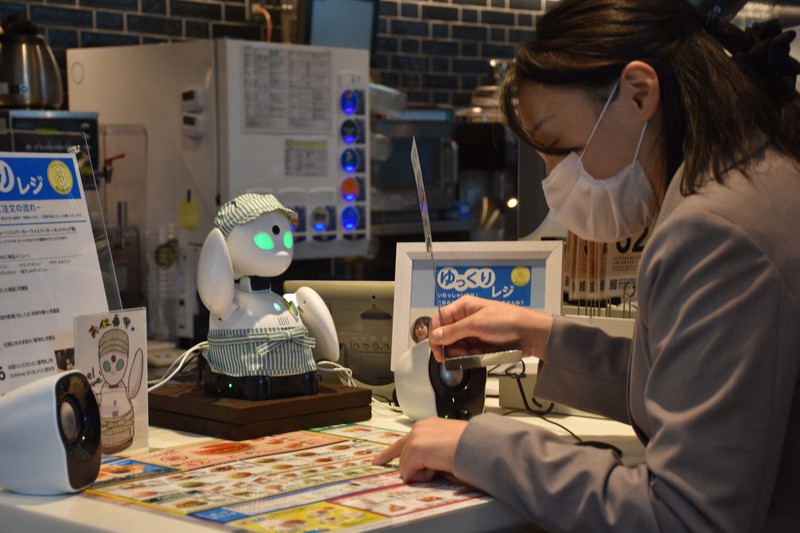 モスバーガーのレジで客の注文を聞く分身ロボット=東京都品川区で2020年7月21日、町野幸撮影