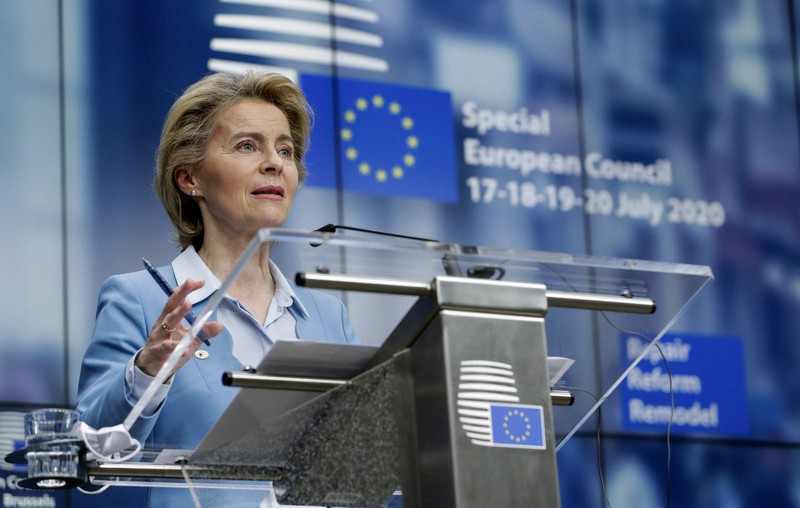 記者会見に臨むフォンデアライエン欧州委員長=ブリュッセルで2020年7月21日、AP