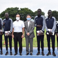 前大使の岡田誠司氏（左から３人目）と新大使の堤尚広氏（同４人目）と記念撮影する南スーダン選手団＝前橋市総社町の王山運動場で２０２０年７月２０日、鈴木敦子撮影