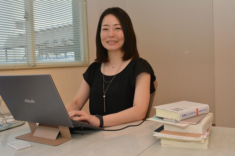 「瀬戸内通信社」を運営する小林繭子さん=高松市内で2020年7月15日午後6時17分、金志尚撮影