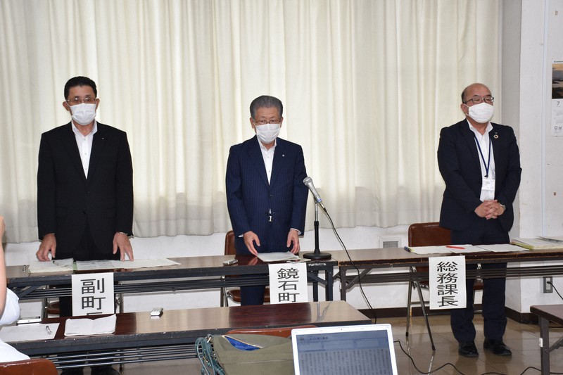 鏡石町職員の懲戒処分について記者会見する遠藤栄作町長(中央)ら=福島県鏡石町勤労青少年ホームで2020年7月21日午後4時7分、笹子靖撮影