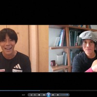 オンライン対談で辻仁成さん（右）はギターを実演し、音楽の楽しさを羽根田卓也選手に語った