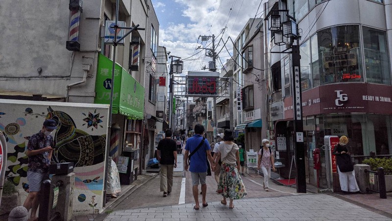 若者らが戻りつつある高円寺の商店街=東京都杉並区で2020年7月12日