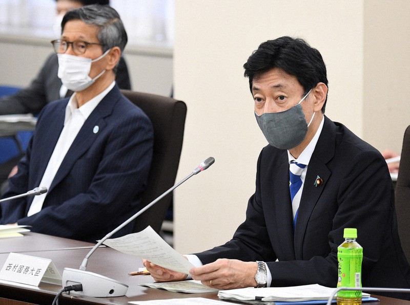 第3回新型コロナウイルス感染症対策分科会の冒頭であいさつする西村康稔経済再生担当相(右)。左は尾身茂会長=東京都千代田区で2020年7月22日午後1時19分、丸山博撮影