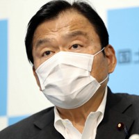 記者会見する赤羽一嘉国土交通相。旅行キャンセル料の補償方針を明らかにした＝東京都千代田区で7月21日午前、小川昌宏撮影