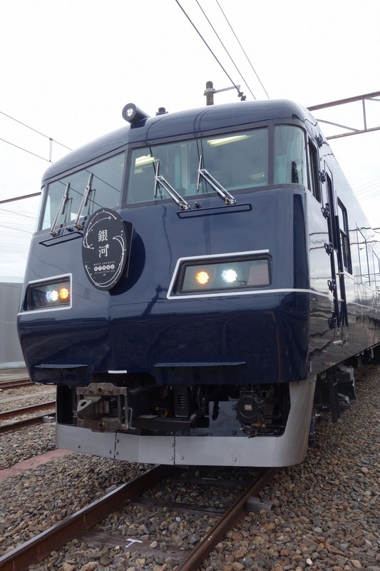 9月11日に運行を開始するJR西日本の長距離観光列車「ウエストエクスプレス銀河」=大阪府吹田市で2020年1月25日午後1時50分ごろ、高橋昌紀撮影