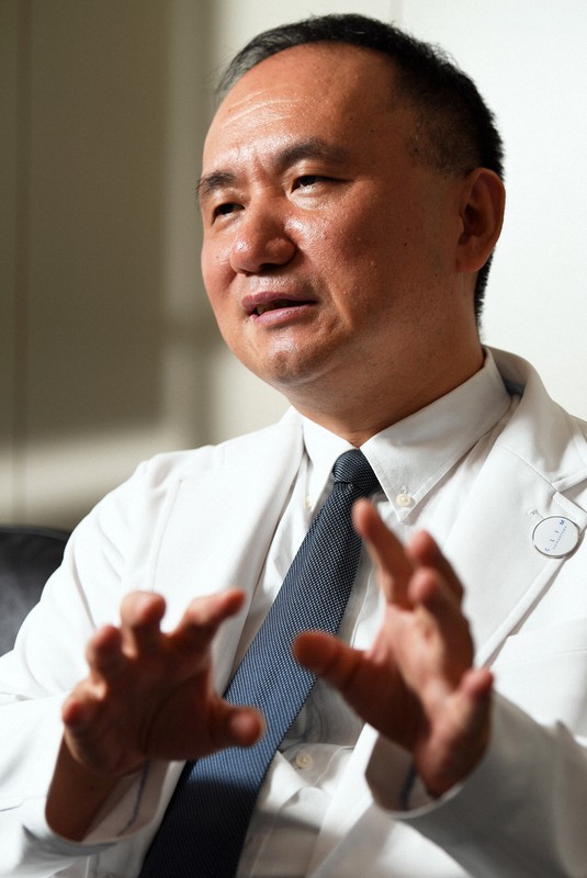 インタビューに答えるNPO法人「医療ガバナンス研究所」理事長の上昌広医師=東京都港区で、滝川大貴撮影